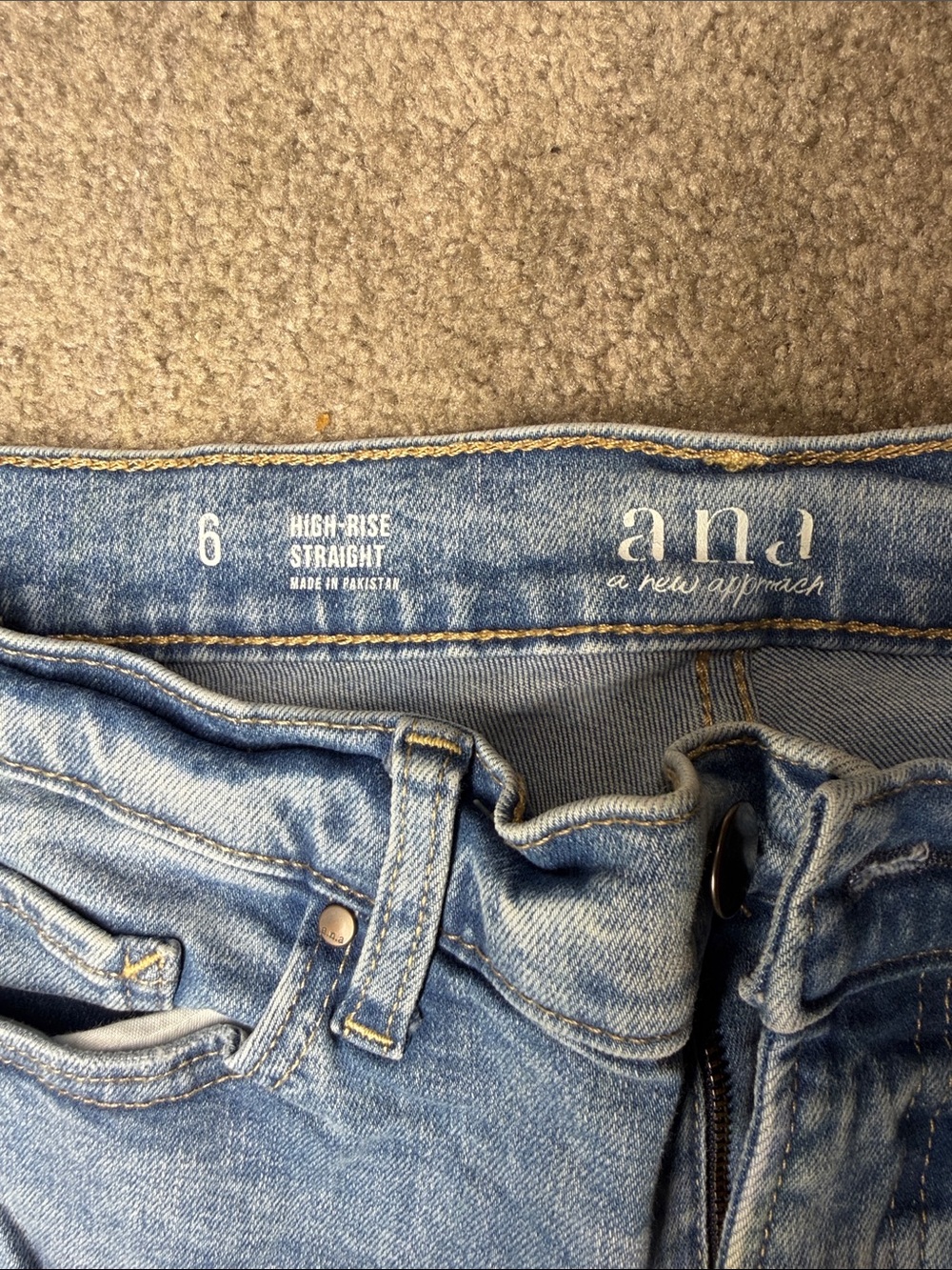 Classic High-Rise Light Blue Women’s Jeans - Picture 3 of 3